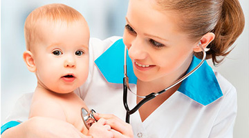 Criança recebendo tratamento médico